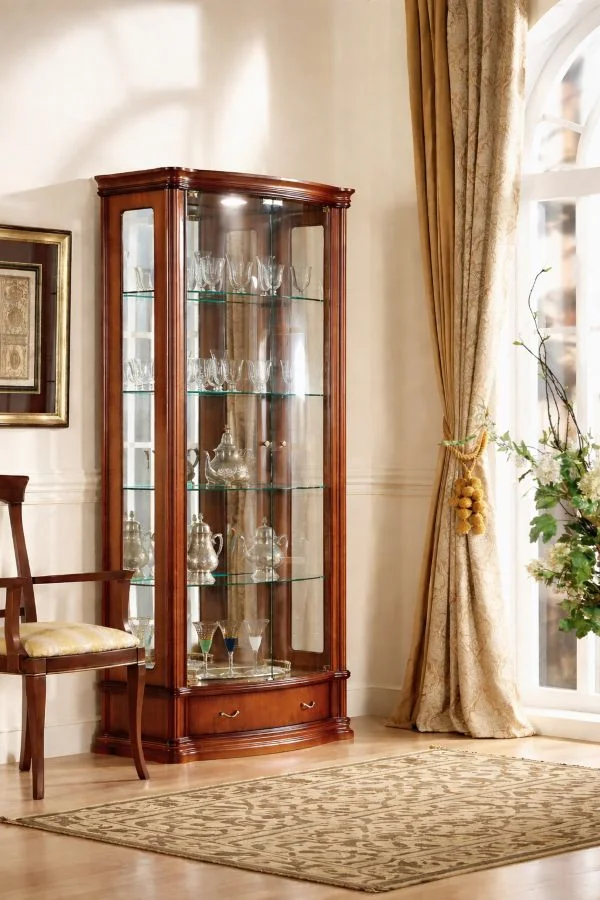 Breite: 90 cm<br />LED beleuchtung<br />verspiegelte Rückwand<br />Kirsche oder Nussbaum 