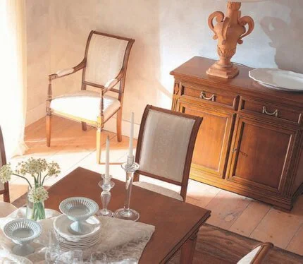 selva Kommode zweitürig aus der Serie Villa Borghese in Kirschbaum antik