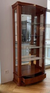 Kunstgegenstände eindrucksvoll in Szene setzten